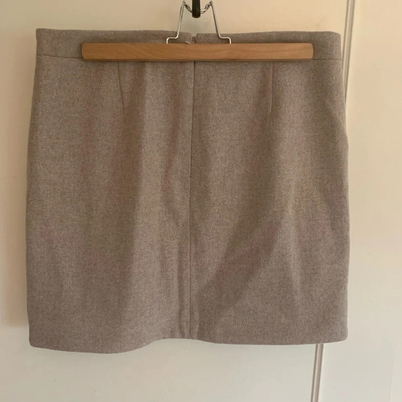 J Crew Women's Shirttail Mini Skirt
Wool Tan  Zip Up Fully Lined. Size 6 - Picture 5 of 11